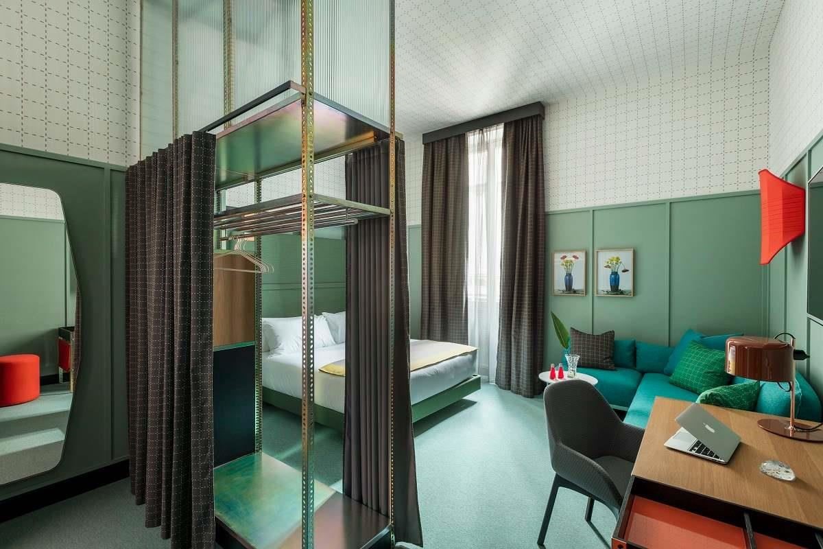 Room Mate Giulia臥室以工整格子設計結合柔和色彩 Room Mate Giulia臥室以工整格子設計結合柔和色彩